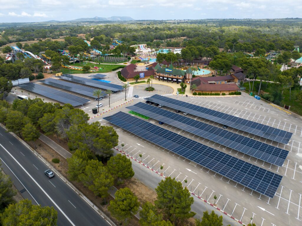 La revolución verde de Aspro Parks: Potenciando la diversión sostenible con energía solar fotovoltaica.